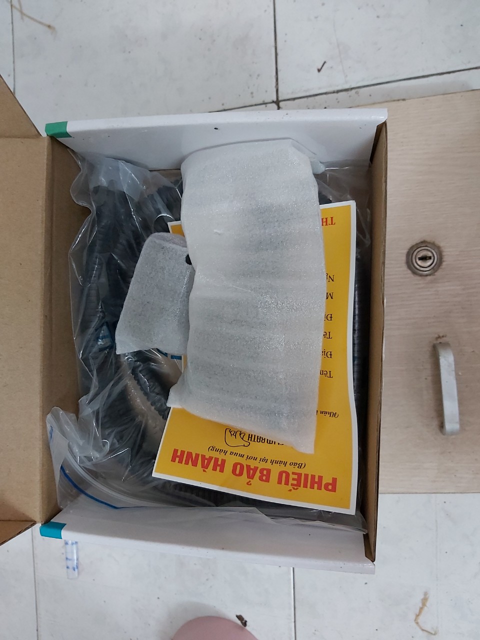 Vòi xịt vệ sinh màu đen Daelim XB007