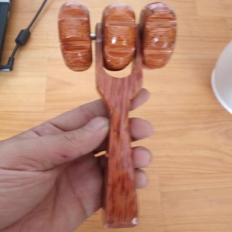Dụng cụ massage lăn 3 bánh gỗ dừa