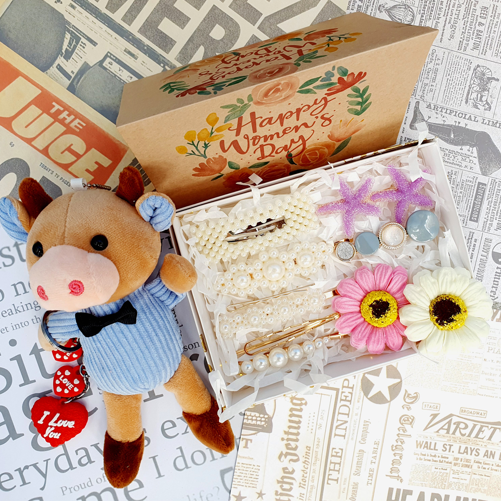 [Quà tặng 8-3] Hộp đèn led đom đóm, set kẹp ngọc trai/đá/hạt 8 món, 2 hoa cúc sáp thơm tình yêu vĩnh cửu, trâu bông 2021, móc khóa tình yêu thiệp chúc mừng Happy Women Day in theo yêu cầu