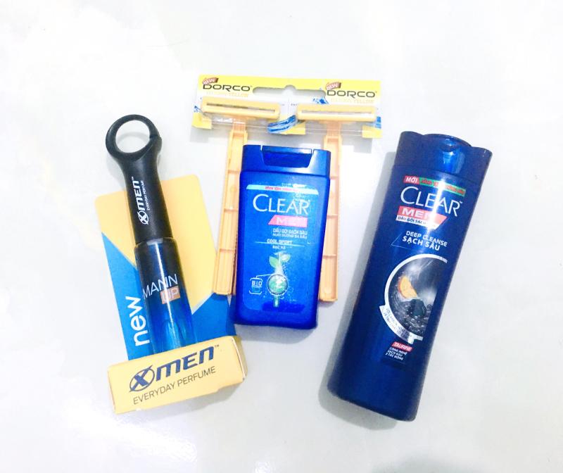 Trọn bộ 11 món bao gồm: 1chai dầu gội clear men 70ml/chai + 1chai nước hoa Xmen Mann Up 22ml/chai + 1chai gội clear men 50ml/chai + 2cây dao cạo râu 2 lưỡi Dorco + Tặng 6 món ngăn ngừa mụn HAZELINE sữa rửa mặt 15g + kem nén 3g