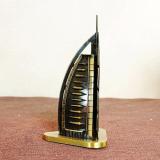 Mô hình khách sạn Burj Al Arab cao 15 cm (màu vàng rêu)