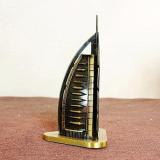 Mô hình khách sạn Burj Al Arab cao 15 cm (màu vàng rêu)