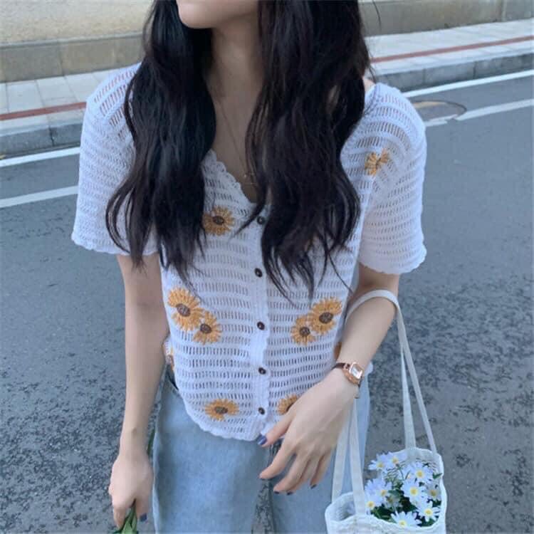 Áo len lửng hoa cúc, hàng QC L1 , chất len sợi đan lưới dáng croptop , thêu hoa cúc