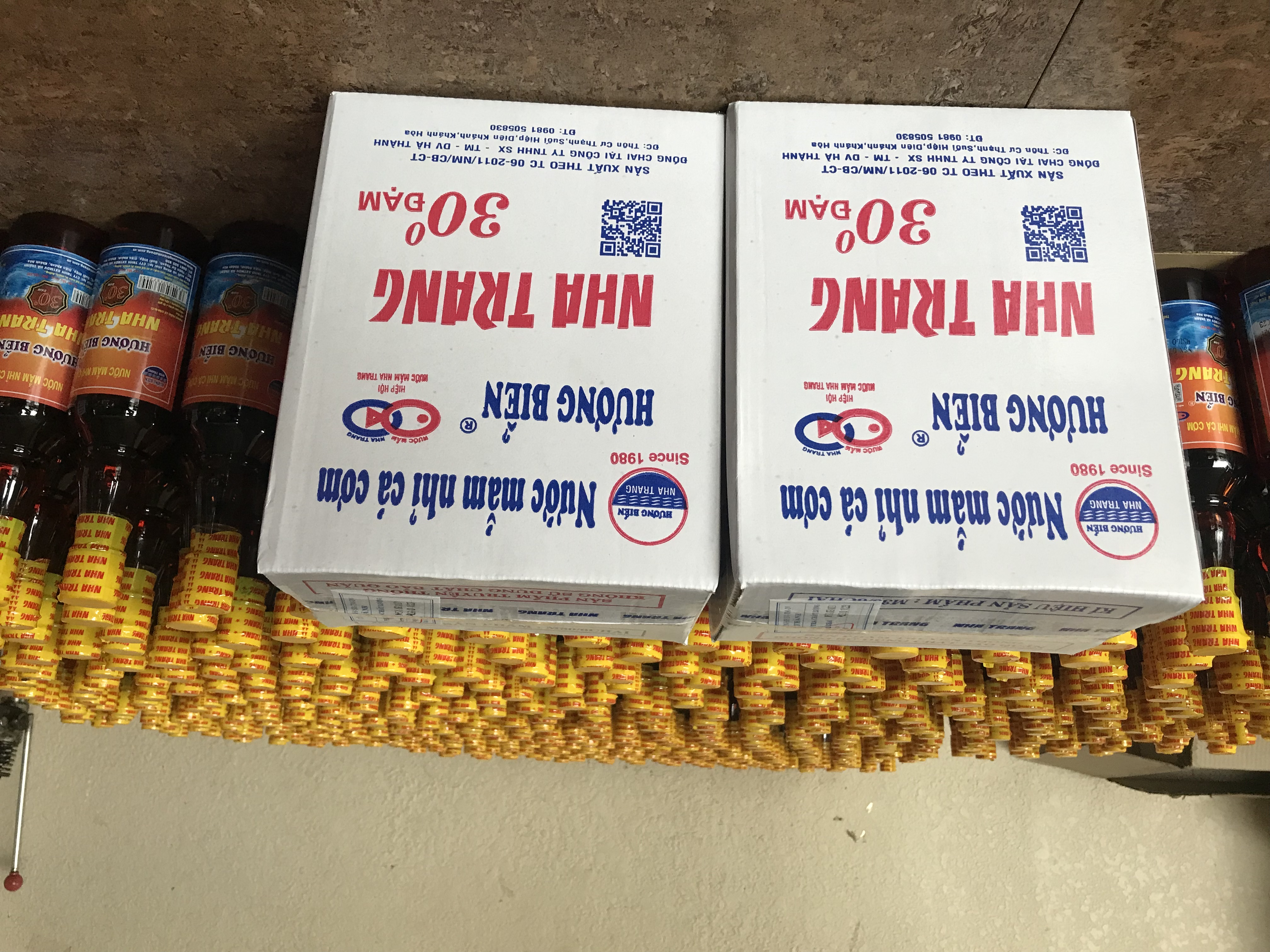 01  thùng nước Mắm cá cơm Hương Biển  loại 30 độ đạm 6 chai x 500ml = 3 lít