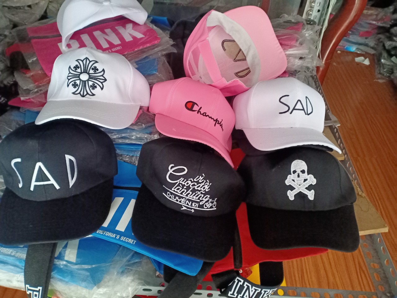 Mũ lưỡi trai - Nón kết đen trơn và thêu nhiều màu đủ loại (nam-nữ) - Mũ đen trơn - Nón kết mũ lưỡi trai hàng nhập