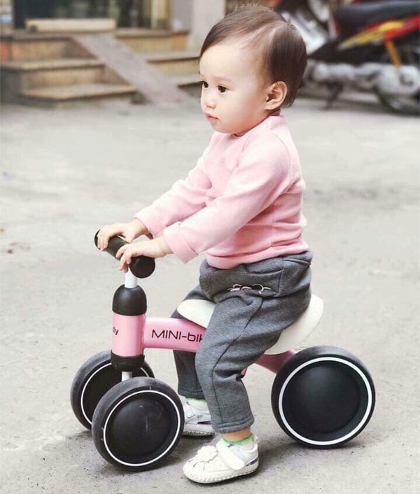 [HCM]Xe thăng bằng 4 bánh dành cho bé - TẶNG ĐẾ BỌC CHÂN CHỐNG XE MÁY - Mua xe thăng bằng - Xe tập đi cho bé - Xe thăng bằng mini tự đẩy - Xe đồ chơi cho bé