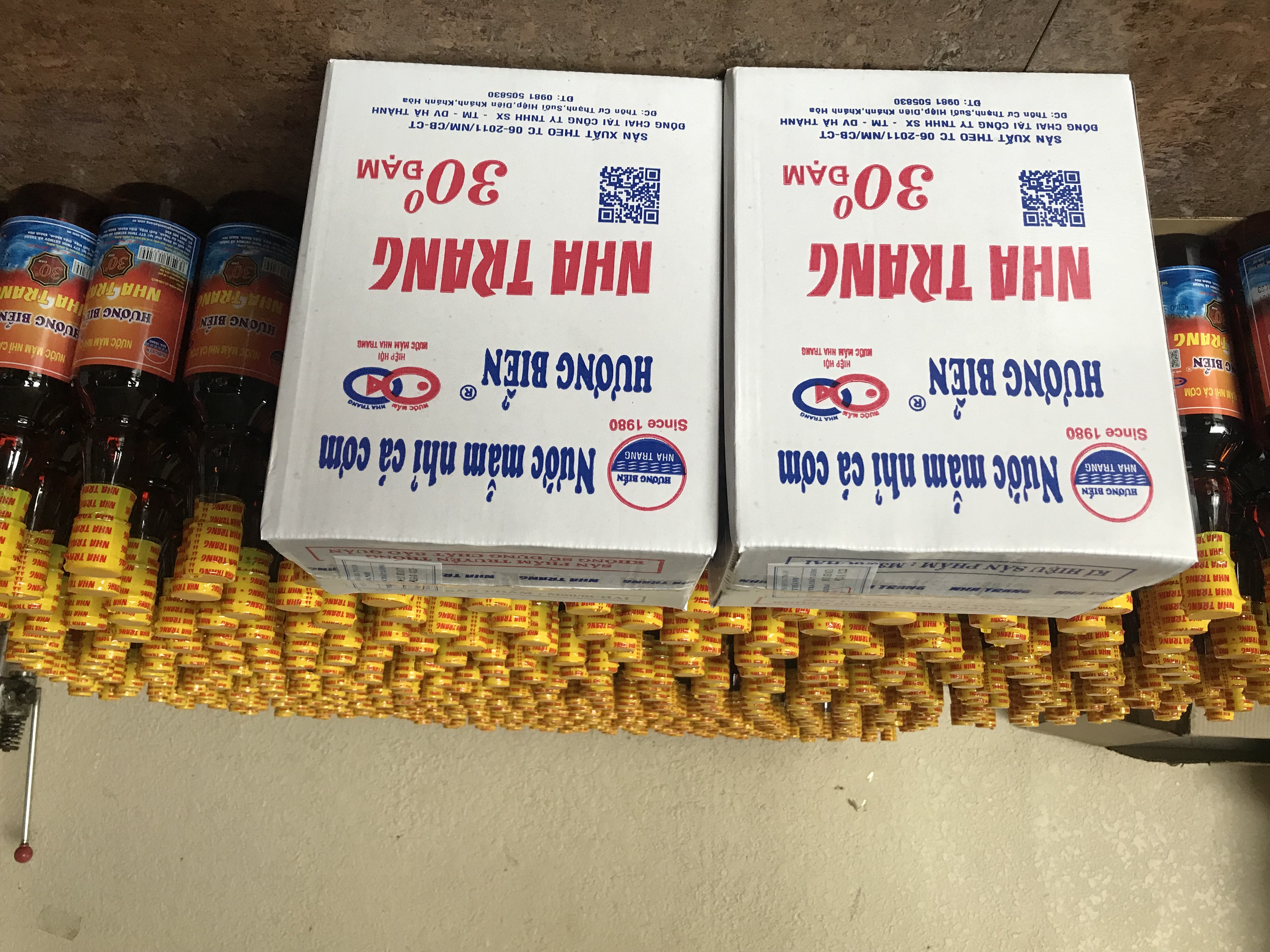 01  thùng nước Mắm cá cơm Hương Biển  loại 30 độ đạm 6 chai x 500ml = 3 lít