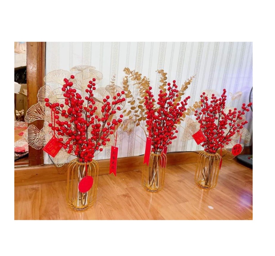 Cành đào đông đỏ chery may mắn trang trí tết màu sắc tươi kết hợp với hoa làm cho bình hoa tết trong nhà thật đặc biệt