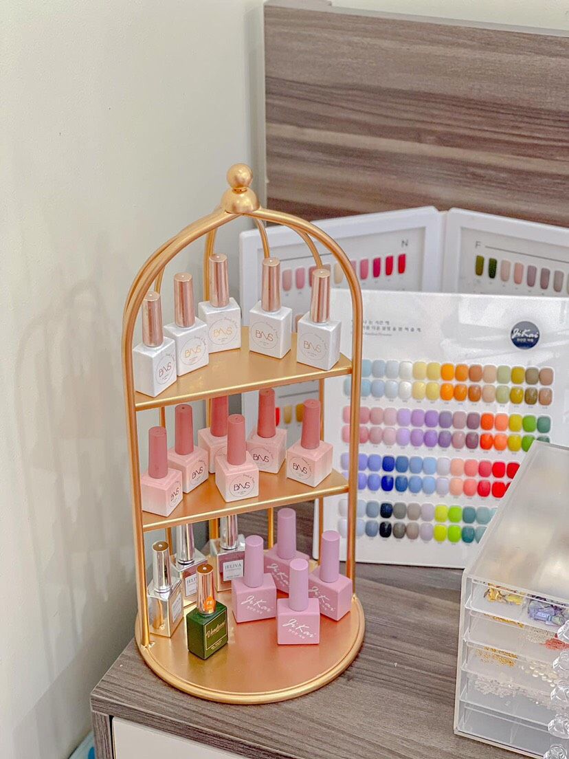 Mẫu tủ bán mỹ phẩm nước hoa bằng nhôm kính cường lực cao cấp