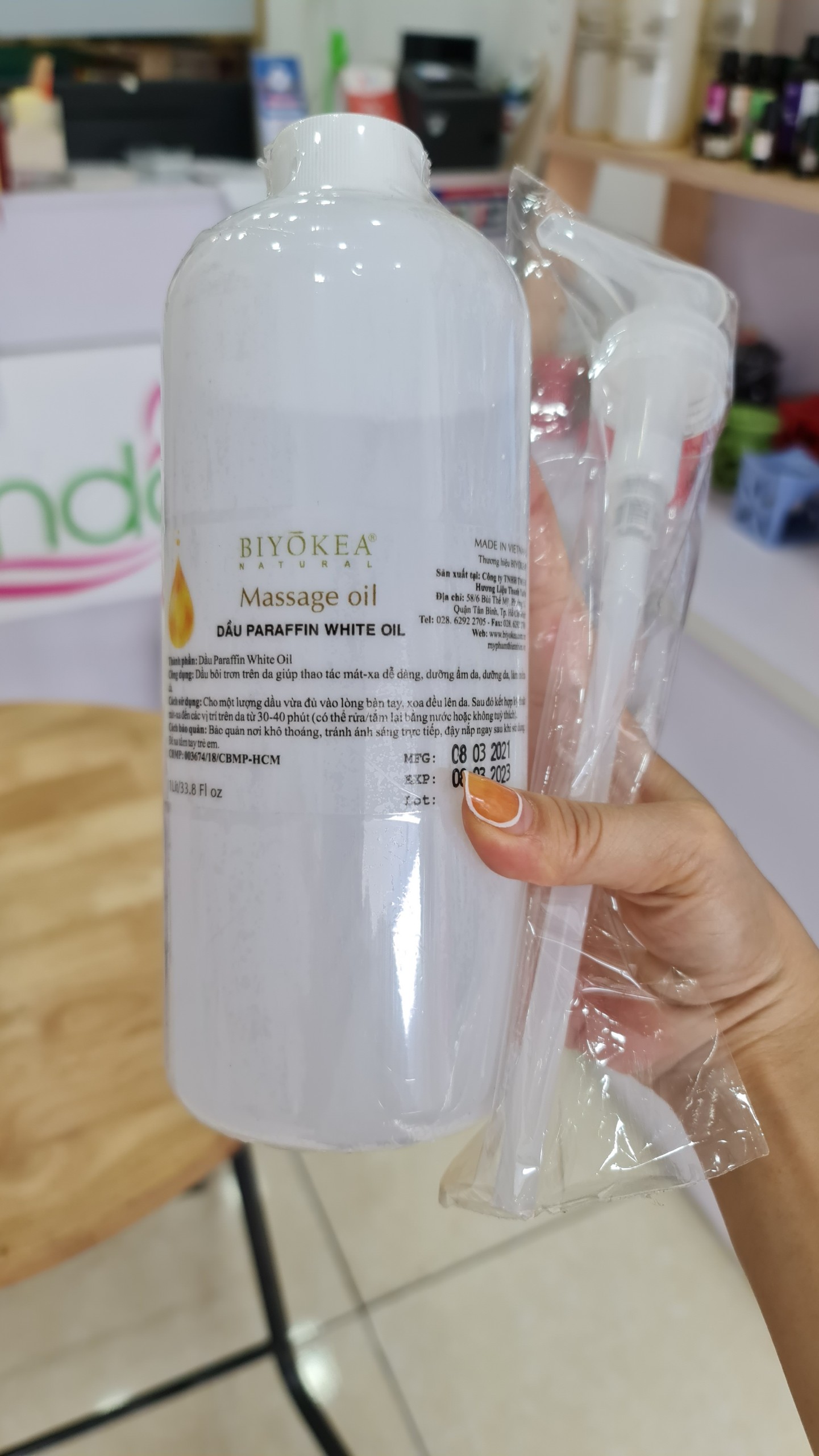 Dầu massage body Biyokea bôi trơn không mùi, không màu chuyên cho Spa chai 1 lít. Dầu matxa toàn thân, Yoni cho Nam, Nữ Tinh Dầu 100 Store