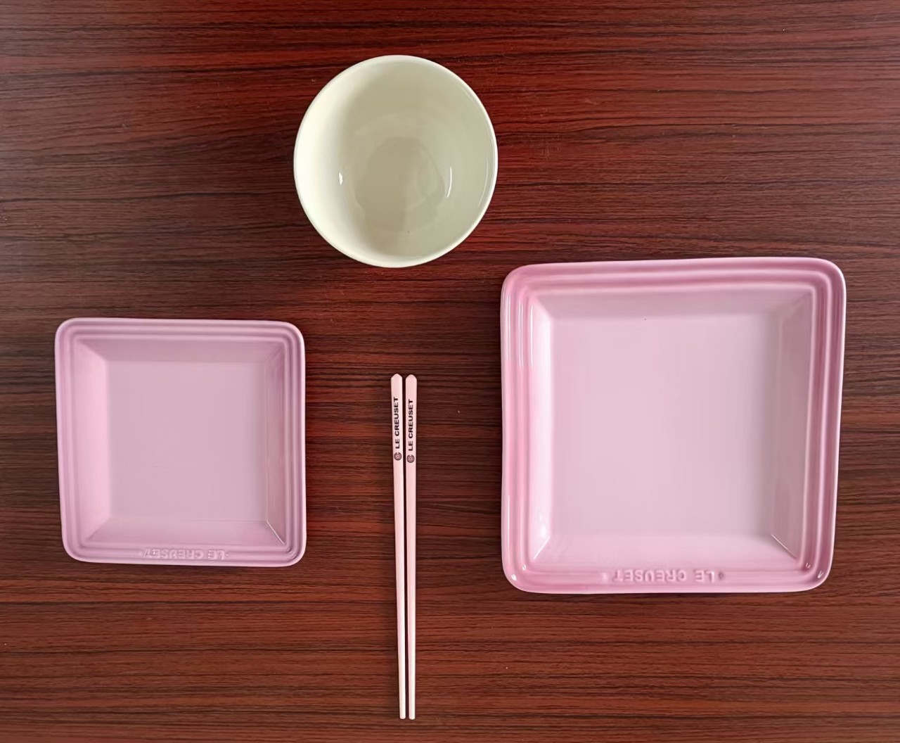 AI AN 29 - Bộ đĩa bát Le creuset sẹc tone, gồm 2 đĩa vuông 1 bát và 1 đũa màu hồng xanh đỏ cam, chất liệu gốm sứ