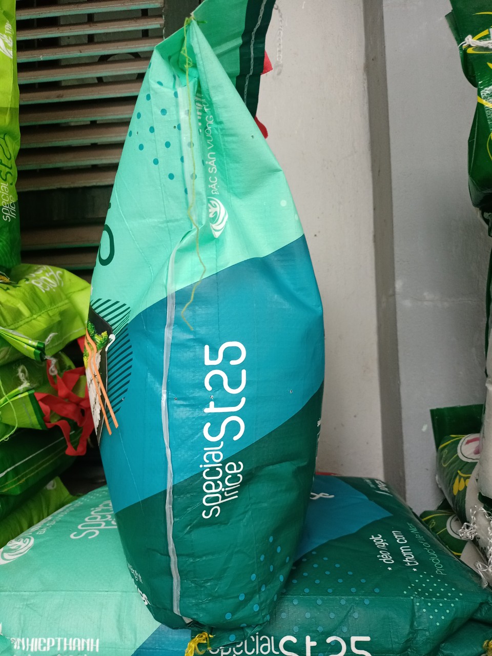 Gạo ST25 lúa tôm thơm ngon thượng hạng DNTN Tân Hiệp Thành cơm ngon, ngọt, trắng, dẻo, dai cơm phân phối tại Minimart Songchi. Bữa ăn ngon cho gia đình bạn