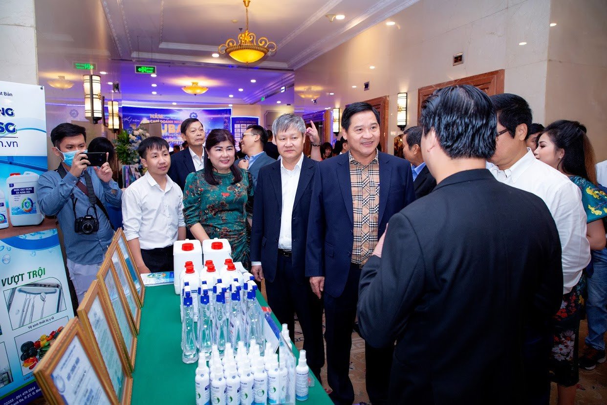 Nước khử trùng diệt khuẩn đa năng OSG (Chai xịt 100ML) được sản xuất theo công nghệ tiên tiến từ Nhật Bản hiệu quả vượt trội khử trùng mạnh mẽ, hoàn toàn từ tự nhiên, an toàn với cơ thể, không gây kích ứng