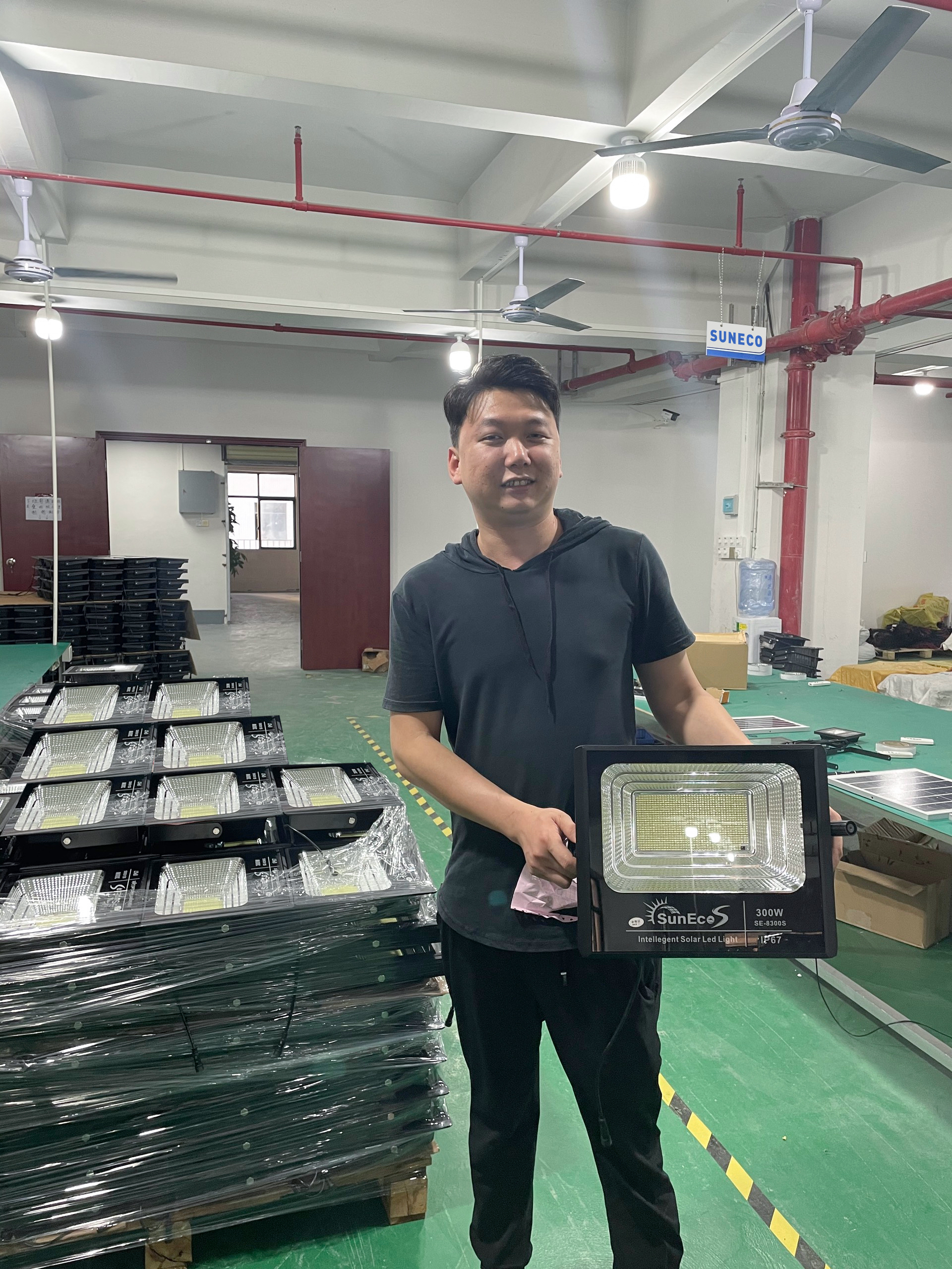 Đèn năng lượng mặt trời 100W SUNECO [ CÓ BÁO PIN ] , đèn pha led năng lượng mặt trời Kèm tấm pin rời có remote điều khiển từ xa tiện lợi và thông minh, cảm biến tự động, dây nối 5m, thời gian sáng 10 - 14h, bảo hành 24 tháng