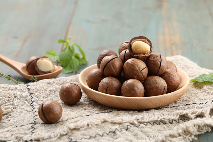 Hạt Macca ĐẮK LẮK nứt vỏ nướng hộp 500g - Kèm dụng cụ tách vỏ, bảo vệ tim mạch, hỗ trợ trao đổi chất và chống oxy hóakèm dụng cụ tách vỏ