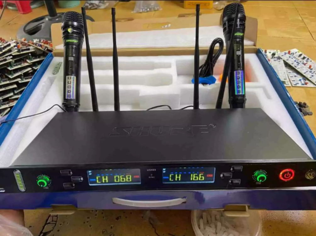 Micro Karaoke Không Dây SHURE UGX-23 Cao Cấp - Micro Shure UGX 23 Plus ( 4 Râu )Chuẩn Main Đỏ , Có Chế Độ Tự Ngắt, Sóng UHF Cực Khỏe, Mic Bắt Tiếng Cực Nhạy, Hát Karaoke Cực Hay, Siêu Chống Hú, Màn Hình Led Hiển Thị